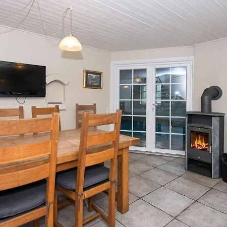 Five-bedroom Holiday In 15 בלבאנד