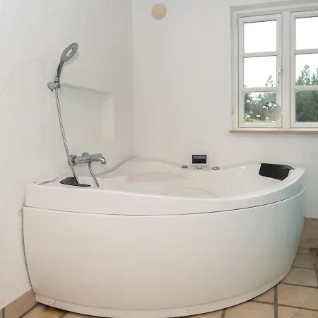 Five-bedroom Holiday In 15 בית נופש בלבאנד